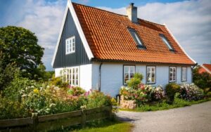 17. Varför är det viktigt att regelbundet rengöra taket och fasaden (1)
